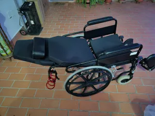Silla de ruedas reclinable.