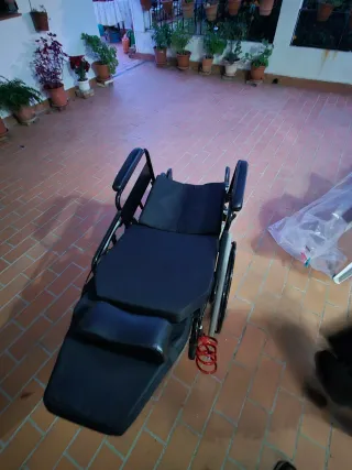 Silla de ruedas reclinable.
