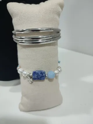 Set di gioielli con collane e bracciali.