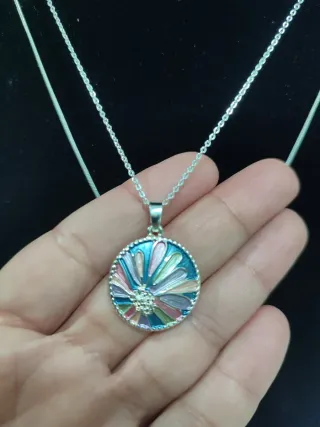 Set di gioielli con collane e bracciali.