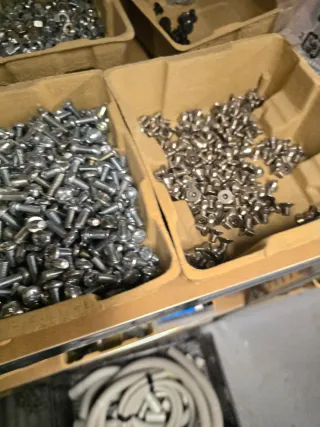 Lote de tacos, tornillos y tuercas