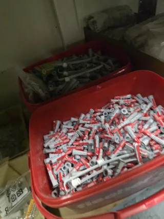 Lote de tacos, tornillos y tuercas