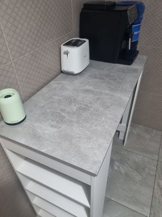 Barra de cocina blanca y gris