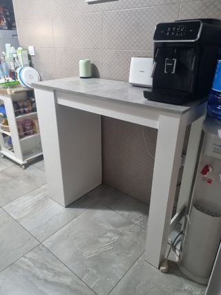 Barra de cocina blanca y gris