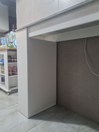 Barra de cocina blanca y gris