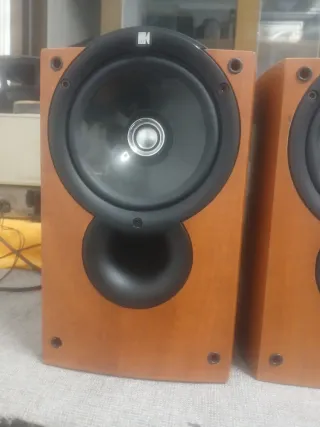 Altavoces KEF Marrones y Negros