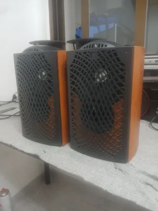 Altavoces KEF Marrones y Negros