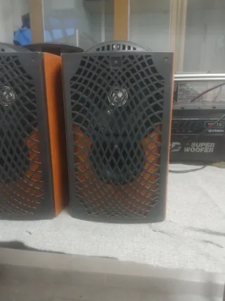 Altavoces KEF Marrones y Negros