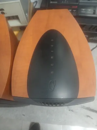 Altavoces KEF Marrones y Negros