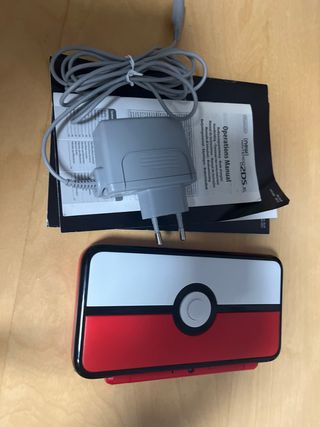Nintendo 2DS XL Pokeball