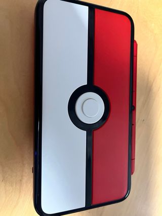 Nintendo 2DS XL Pokeball