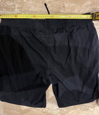 Bermuda negra con bolsillos