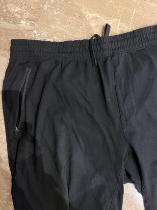 Bermuda negra con bolsillos