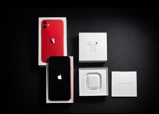 iPhone 11 Rosso 64GB + AirPods 2ª Gen