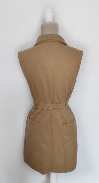 Vestido camel sin mangas estilo safari entallado