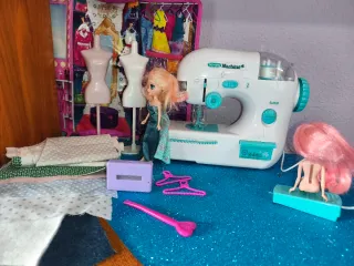 Máquina de coser y maniquíes de juguete