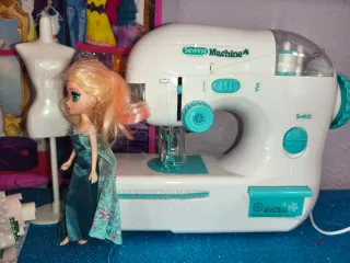 Máquina de coser y maniquíes de juguete