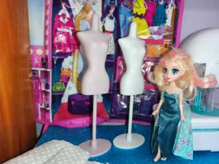 Máquina de coser y maniquíes de juguete