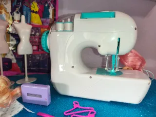 Máquina de coser y maniquíes de juguete