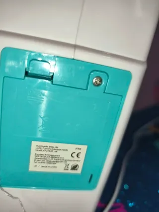 Máquina de coser y maniquíes de juguete