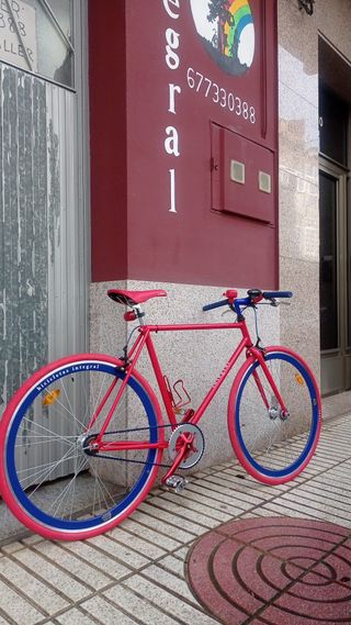Bicicleta urbana roja y azul estilo clásico