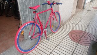 Bicicleta urbana roja y azul estilo clásico