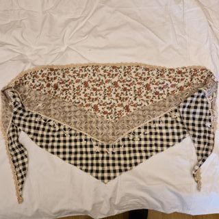 Pañuelo de pico floral y cuadros