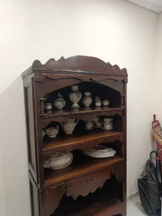Vitrina antigua alta de madera 5 baldas.