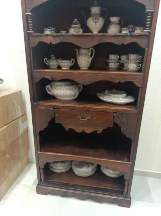 Vitrina antigua alta de madera 5 baldas.