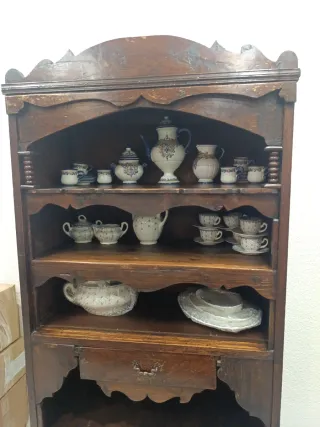 Vitrina antigua alta de madera 5 baldas.
