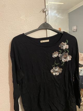 Camiseta ZARA negra con flores lentejuelas Talla L