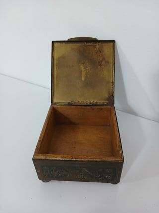 Antica scatola ottone sbalzato
