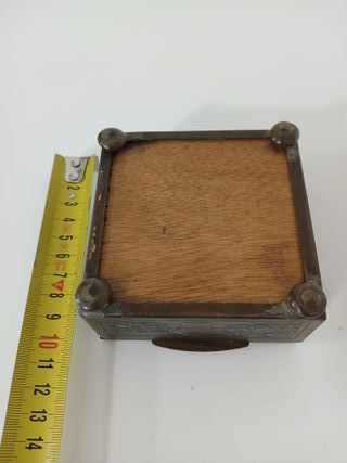 Antica scatola ottone sbalzato