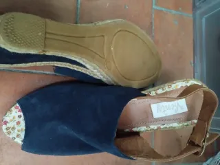 Sandalias cuña azul y marrón