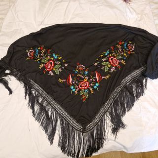 Chal negro bordado con flecos