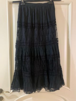 Gonna lunga nera con dettagli in pizzo elegante