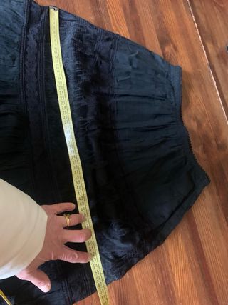 Gonna lunga nera con dettagli in pizzo elegante