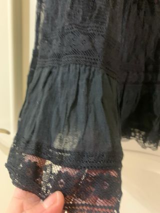 Gonna lunga nera con dettagli in pizzo elegante