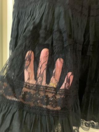 Gonna lunga nera con dettagli in pizzo elegante