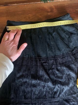 Gonna lunga nera con dettagli in pizzo elegante