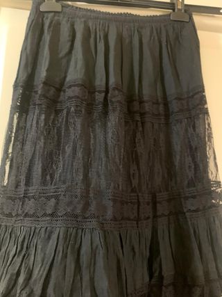 Gonna lunga nera con dettagli in pizzo elegante