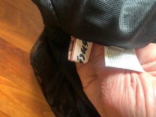 Gonna lunga nera con dettagli in pizzo elegante