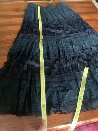 Gonna lunga nera con dettagli in pizzo elegante