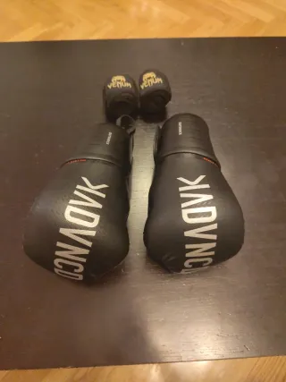 Guantes Boxeo 8oz y Vendas Venum Negras