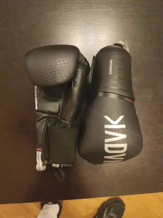 Guantes Boxeo 8oz y Vendas Venum Negras