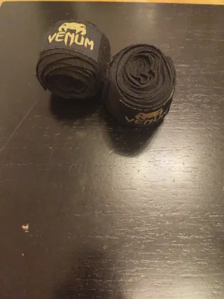 Guantes Boxeo 8oz y Vendas Venum Negras