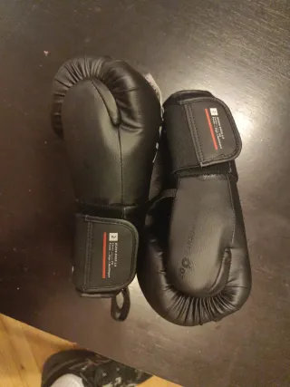 Guantes Boxeo 8oz y Vendas Venum Negras