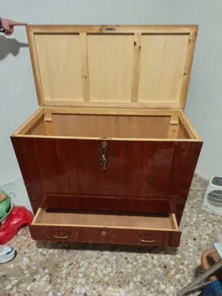 Baúl antiguo de madera