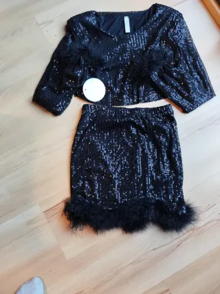 Conjunto lentejuelas negro con plumas