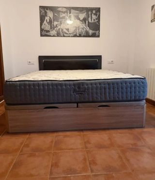 Canapé de madera con cajones